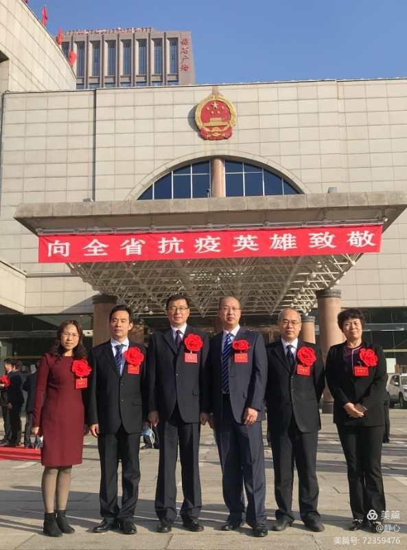 新华区疾控中心主任陆志超代表我中心上台领奖.